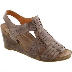 Taos Tradition wedge sandals size 6.5